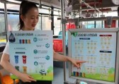公交車上擺放了九一影视垃圾桶還做了宣傳欄