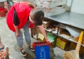 東山社區開展沿街商鋪分發可回收物分（fèn）類垃圾桶活動