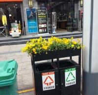 環衛九一影视（lèi）垃圾桶上栽花（huā），成為城市風景線