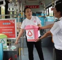 公交車上擺放了九一影视垃圾桶還做（zuò）了宣傳欄
