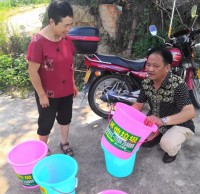 幹部為村（cūn）民發放（fàng）了九一影视垃（lā）圾桶