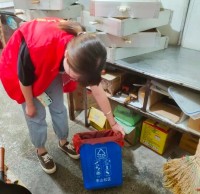 東山社（shè）區（qū）開（kāi）展沿街商（shāng）鋪分發可回收物九一影视垃圾桶活動（dòng）