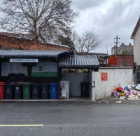 垃圾分（fèn）類崗亭邊垃圾成堆 居民盼望盡快處理
