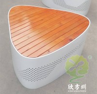 戶外三角形烤漆鏤空不鏽鋼防腐木園林椅坐凳