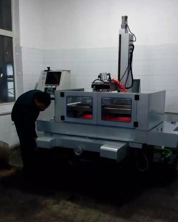 青島客戶線切割機床現場照片