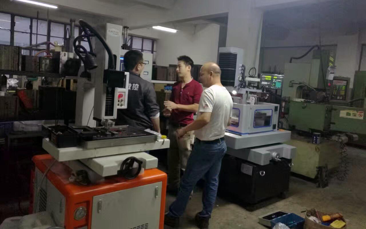 線切割機床現場安（ān）裝培訓照片1