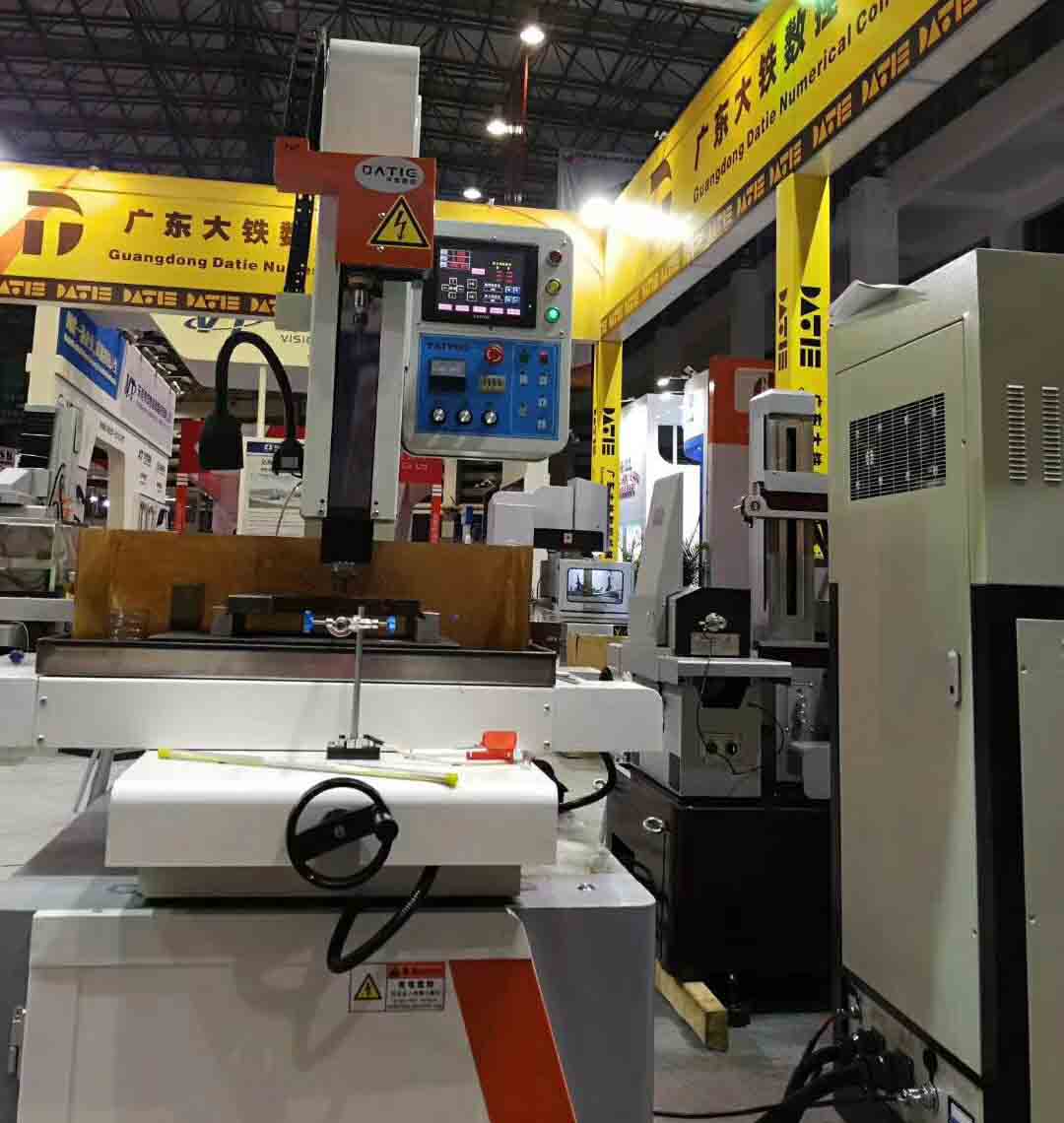 廣東17·c18起草视频.27東莞模具製造機械展現場穿孔（kǒng）機照片