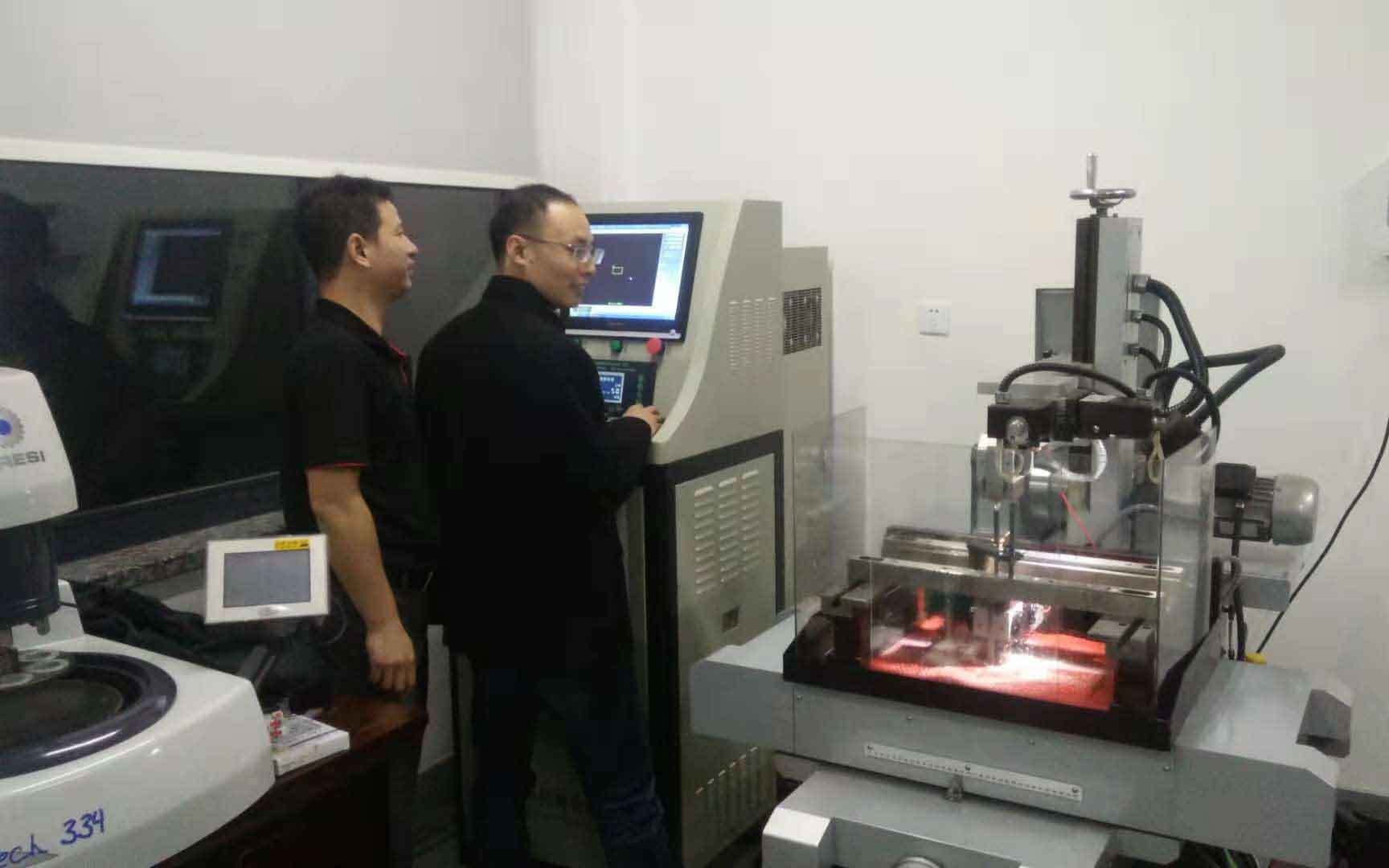 上海（hǎi）（上海（hǎi）大學）線切割機（jī）床現場培訓照片（piàn）