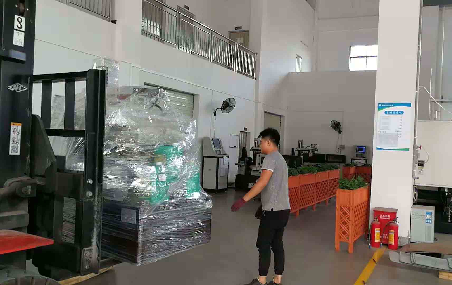 東莞（正翔模具（jù））中走絲卸（xiè）貨照（zhào）片（piàn）