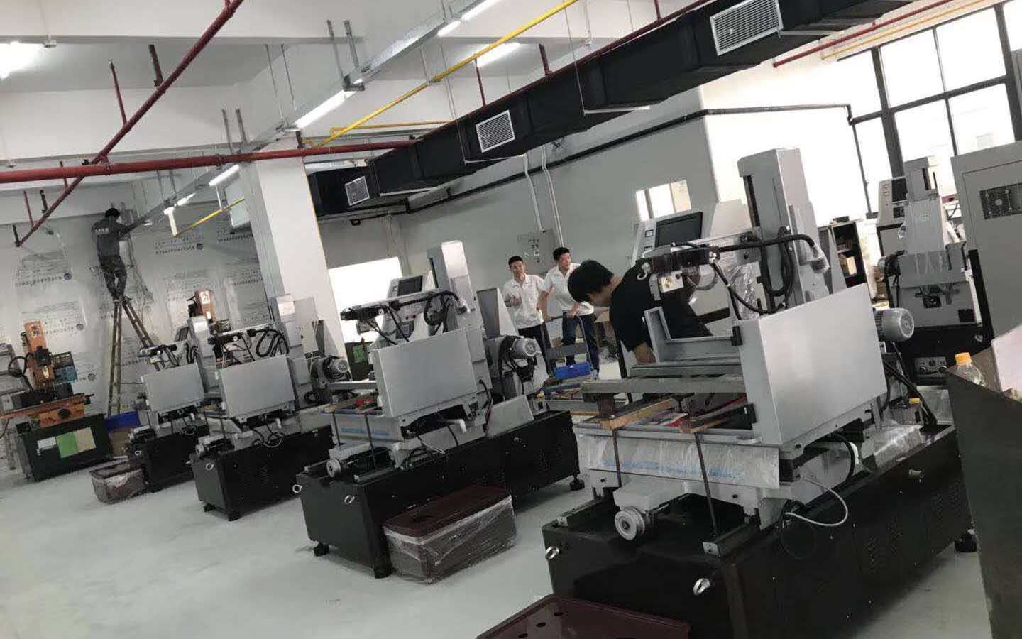 四（sì）川(歐曼機械)極速（sù）中走絲實地（dì）客戶現場照片