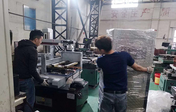 廣東（偉仕達電（diàn）器（qì））極速中走絲現場安裝