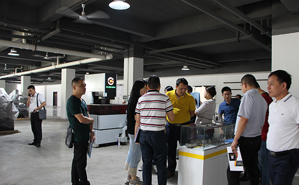 各企業（yè）老總參觀17·c18起草视频.27中走絲樣件