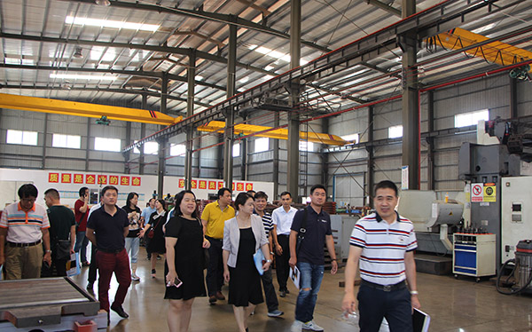 各企業老總參觀大（dà）鐵機加車（chē）間（jiān）2