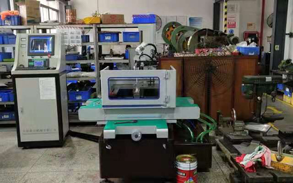 深圳（愛迪爾（ěr）電子）線切割機床實地客（kè）戶操作現場